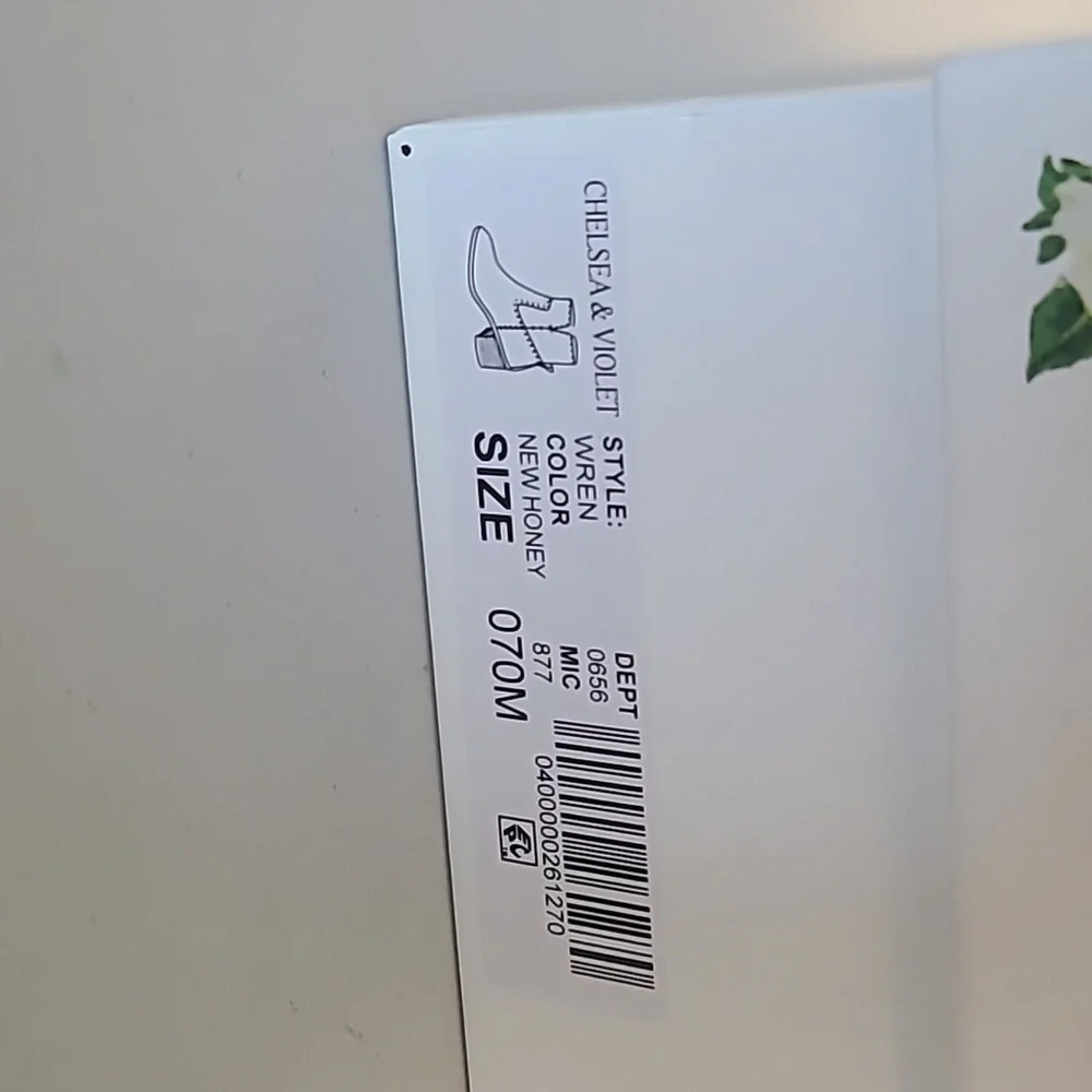 NWT Chelsea & Violet - Tan Suede Booties  size 7m - Picture 2 of 3